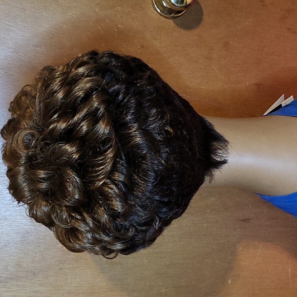 Short Two Tone Wig With Curls - Picture 6 of 6
